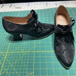 American Duchess Black Brocade Pompadour